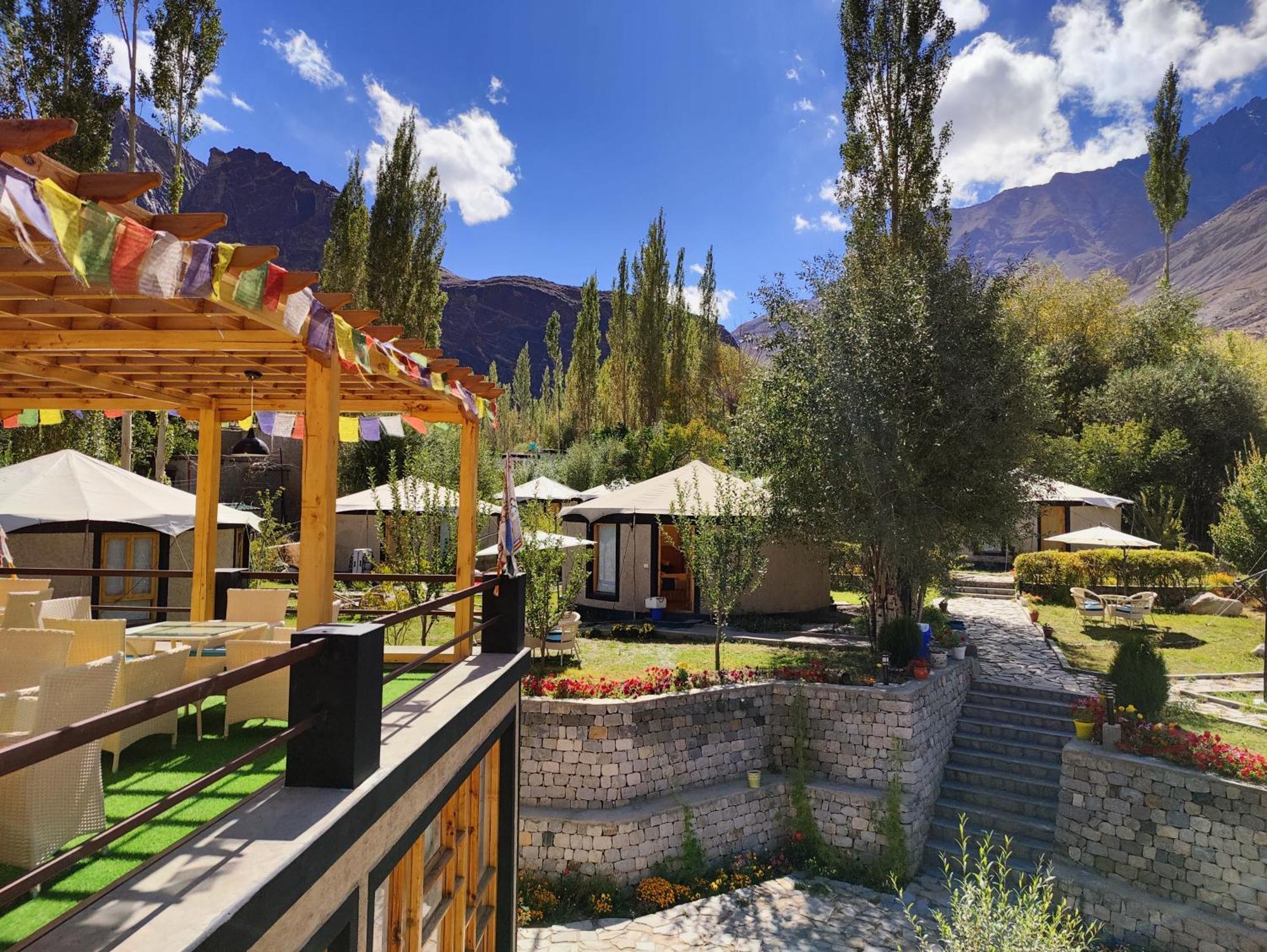 Mystique Meadows Earth Homes Hundar 외부 사진